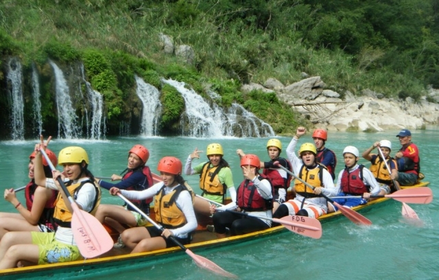  Friends rowing 